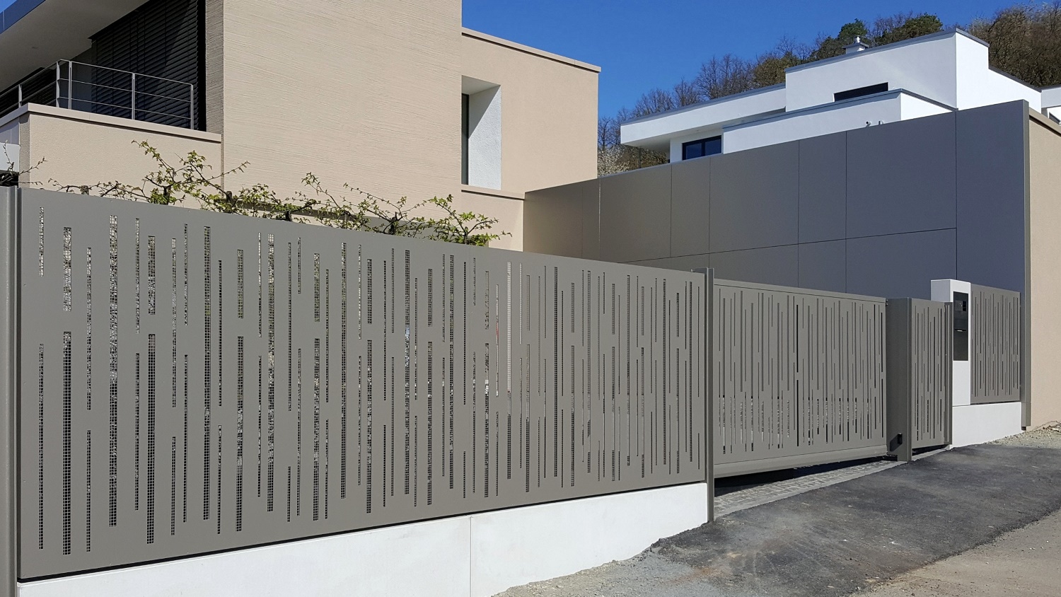Freitragendes Schiebetor und Zaunfelder aus Metall &ndash; Projekt in Gie&szlig;en